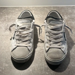 Philippe model skor - Tjena, jag säljer ett par Phillipe model skor. Riktigt snygga skor i bra skicka hör av er vid frågor 👍