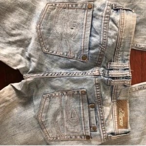 Lågmidjade jeans flare/bootcut - (Strl 26/32) Så snygga vintage jeans! Säljer då de inte riktigt passar mig, köpta av en annan tjej på plick, hennes bild på första🥰 Pyttelite slitningar som jag kan skicka bild på Innerbenslängd:80cm  Ytterbenslängd:100cm Midjemått rakt över:35-36cm