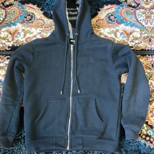 Buberry hoodie  - Burberry hoodie  Storlek S Bra skick  Använt i 3 månader PRIS KAN DISKUTERAS! 