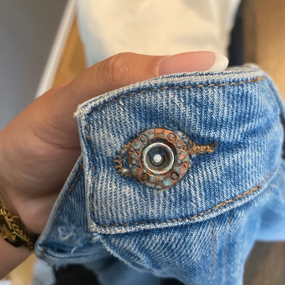 Blå jeans med slitningar - 93