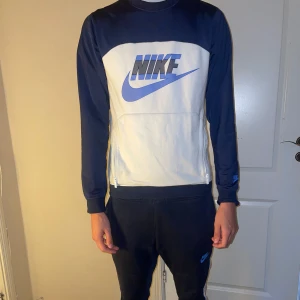 Nike tracksuit - Bra skick, sweatshirten är i storlek xs men passar även s och byxorna är i storlek s.