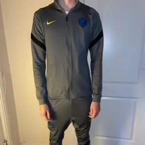 Inter tracksuit från 2021 om jag minns rätt. Ser ut exakt som ny och är i bra skick. Knappt använd i storlek s på byxorna och tröjan.