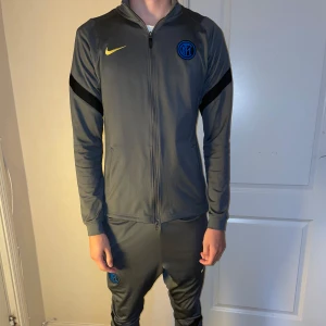 Inter tracksuit  - Inter tracksuit från 2021 om jag minns rätt. Ser ut exakt som ny och är i bra skick. Knappt använd i storlek s på byxorna och tröjan.