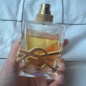 YSL parfym 😍 - Hejsannnn! ❤️💗Jag säljer denna libre parfym  från YSL❤️ så sjukt god doft och håller bra😍den är lite använd men inte ens hälften av flaskan💗Korken saknas också därför drar jag ner priset till 400 (original pris 1000) tveka inte på att ställa frågor💗