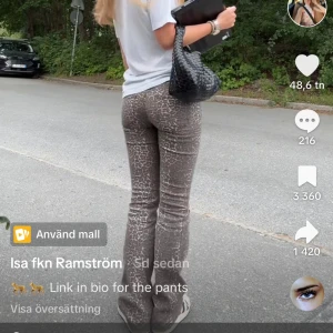 Lågmidjade leo jeans  - Säljer dessa populära leopard jeansen från Nelly! Endast testade och prislapp kvar!!! De är helt slutsålda och nypris 699kr
