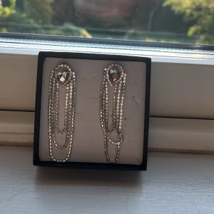 Silvriga örhängen - Silvriga örhängen. Aldrig använda