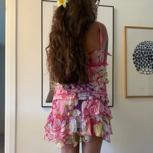 Blommig klänning🌸 - Superfin klänning köpt i Rom, gjord av silke och är från Rinascimento🩷