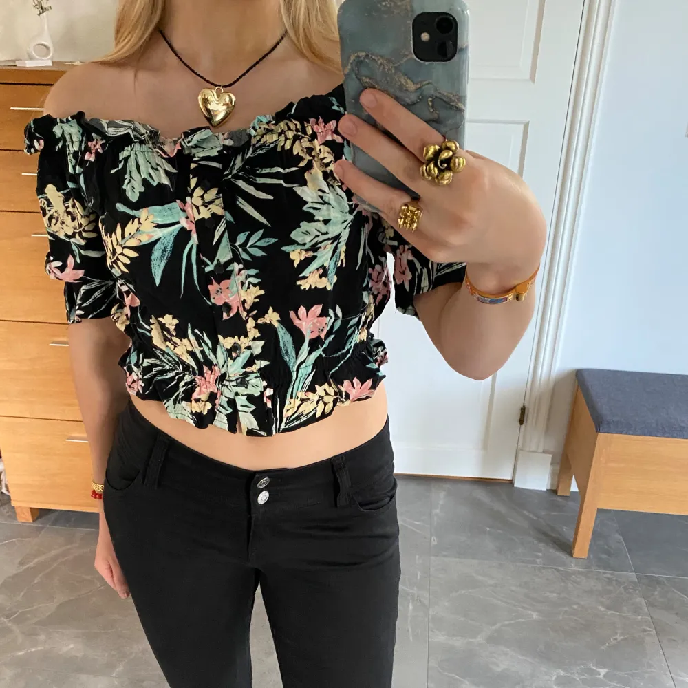 Supersöt off shoulder blus i stl 34 från Ginatricot! Jättegullig🥰. Blusar.