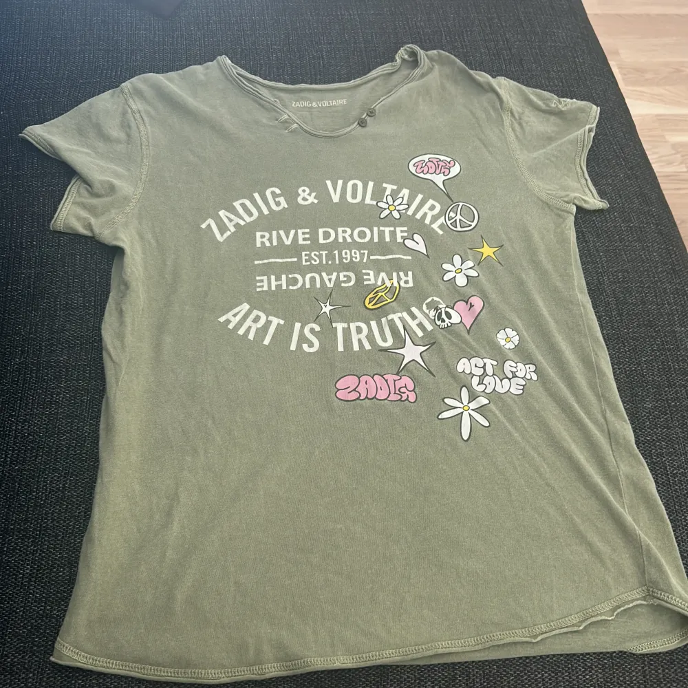 Jätte fin t-shorts från Zadig som är i väldigt bra skick köpt från nk . T-shirts.