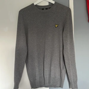 Lyle and scott tröja - Tja säljer nu denna lyle and scott tröja då den inte används. Tröjan är i nyskick o använd ett fåtal gånger bara!