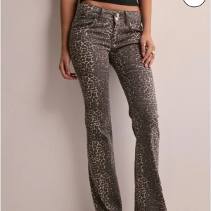 Nelly leopard jeans - Säljer dessa leopard mönstrade jeans ifrån Nelly❤️de är slutsålda i 36 på hemsidan och dessa är helt nya oanvända med lapp kvar!!