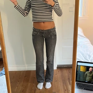 Lågmidjade vintage jeans  - Midjemått( rätt över): 37cm  Inerbenslängd: 80cm   Köp dem via ”KÖP NU” eller Swish  Modellen är 170 cm, inga defekter 💕