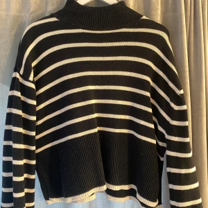 Randig svart/vit tröja  - Tröjan är använd ganska mycket men fortfarande i bra skick💕