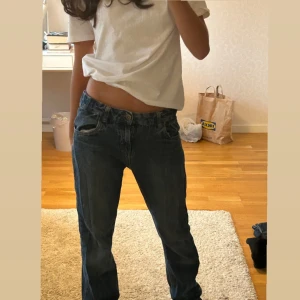 Straight jeans - Supersnygga lågmidjade, straightleg jeans! 🤩