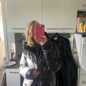 dunjacka - skinnjacka - hej! jag säljer min ursnygga dunjacka i skinn som är perfekt nu till vintern frpn JDY! den är i storlek xs och inga deffekter vad jag kan se. priset går alltid att diskutera!🌸💗 nypris ca 800