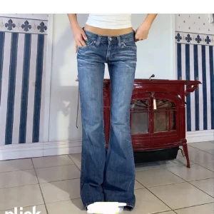 Levis jeans - Sååå snygga jeans från Levis, midja-79 innerbenslängd-86!! LÅNGA!! Köpta dyrt, hör av er vid frågor💕bild 1 beskriver färgen bäst! Pris går att diskutera vid snabbt köp