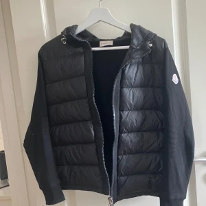Moncler Cardigan - Tja, jag säljer nu min Moncler Cardigan då den är för liten för mig, den är i 5/5 skick, inga hål, märken eller någonting. Användt den cirka 4 gånger under 2024, den bör passa alla med storlek S.