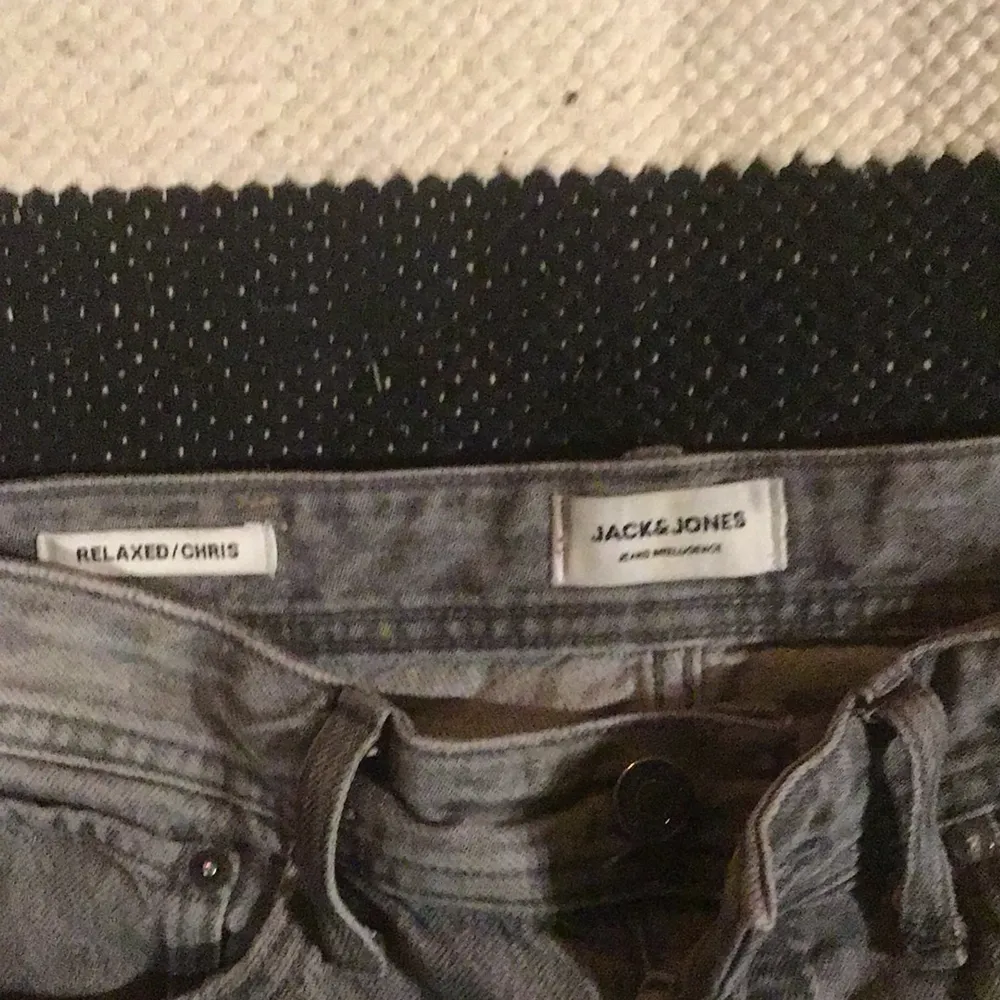 Hej,säljer ett par skit snygga jack and jones jeans. Realaxed chris. De kostar nya 800kr och är använda bara lite. Skick 9/10 . Jeans & Byxor.