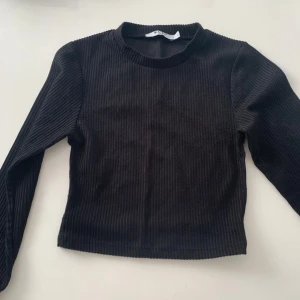 Topp från nakd - Säljer denna toppen i strl S från nakd. Den har öppen rygg och är ribbad. Jättefint skick endast använd ett par ggr. 100kr