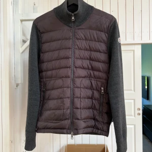 Moncler cardigan - En äldre moncler modell i bra skick, finns  fläckar på framsidan som är näst intill osynliga, se bilder. Strl M, liten i storleken sitter mer som S.