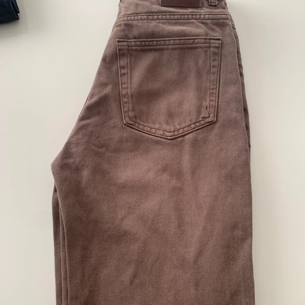 Säljer bruna jeans från Bikbok. Strl 26/30. Jättefint skick, dock använda mycket. 100kr. Jeans & Byxor.