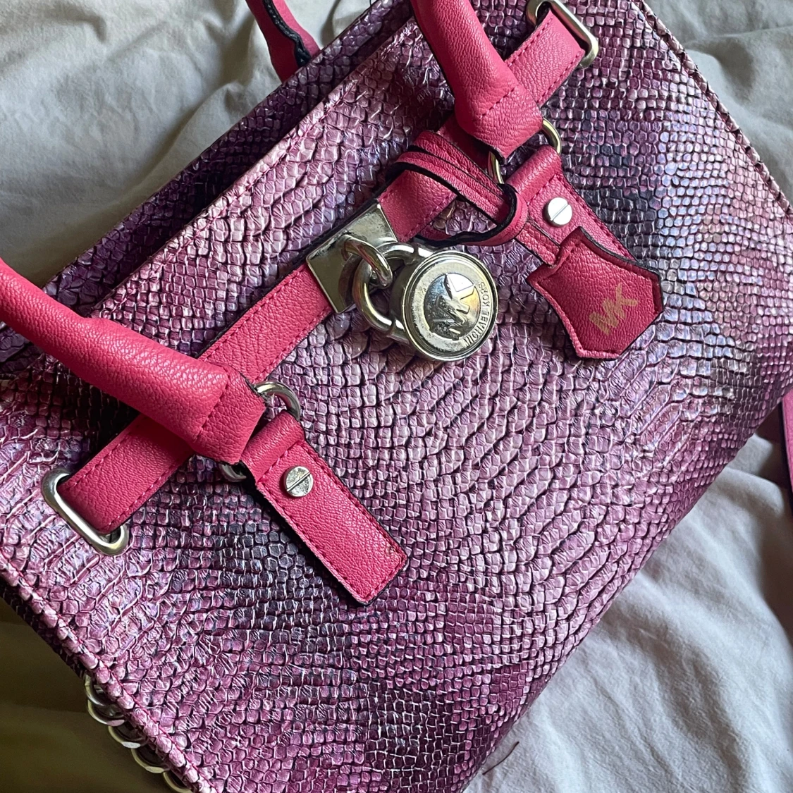 Rosa axelväska med ormskinnsmönster - 91