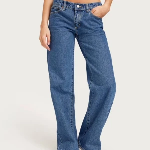 Low waist jeans - Jeans från Abrand i modellen 99 Low & Wide Chantell. Säljer då de tyvärr är förstora! Nypris ca 800kr