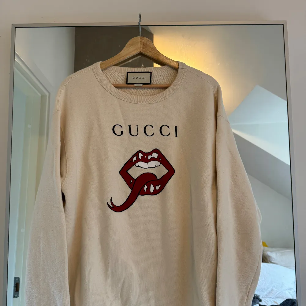 Gucci Sweatshirt  • Storlek M • Väldigt bra skick. Skulle säga 8/10. • Nypris 9000kr. Tröjor & Koftor.