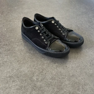 Lanvins - Lanvins i färg svart UK 7 passar 42 Skick 8/10 väldigt fina Skriv om ni undrar något