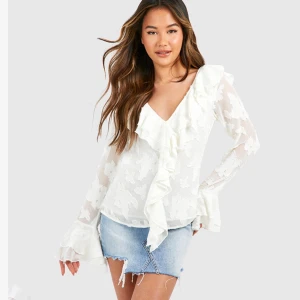 Vit blommig blus  - Säljer denna helt nya trendiga blus som är slutsåld i vitt! Den har lapp kvar, storlek 34/36 med super fina detaljer. Tyvärr för liten för mig som är en 38/40. 