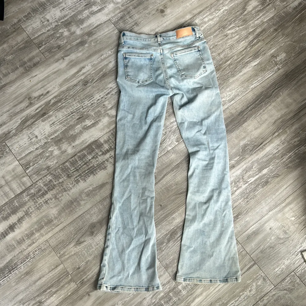 Säljer nu dessa low waist jeans ifrån bik bok då dem inte längre passar💖💖Dem är i helt nyskick använda Max 3 gånger! storleken är waist s och längd 31. nypris är 700 och säljer för 300, kom privat för funderingar💞💞. Jeans & Byxor.