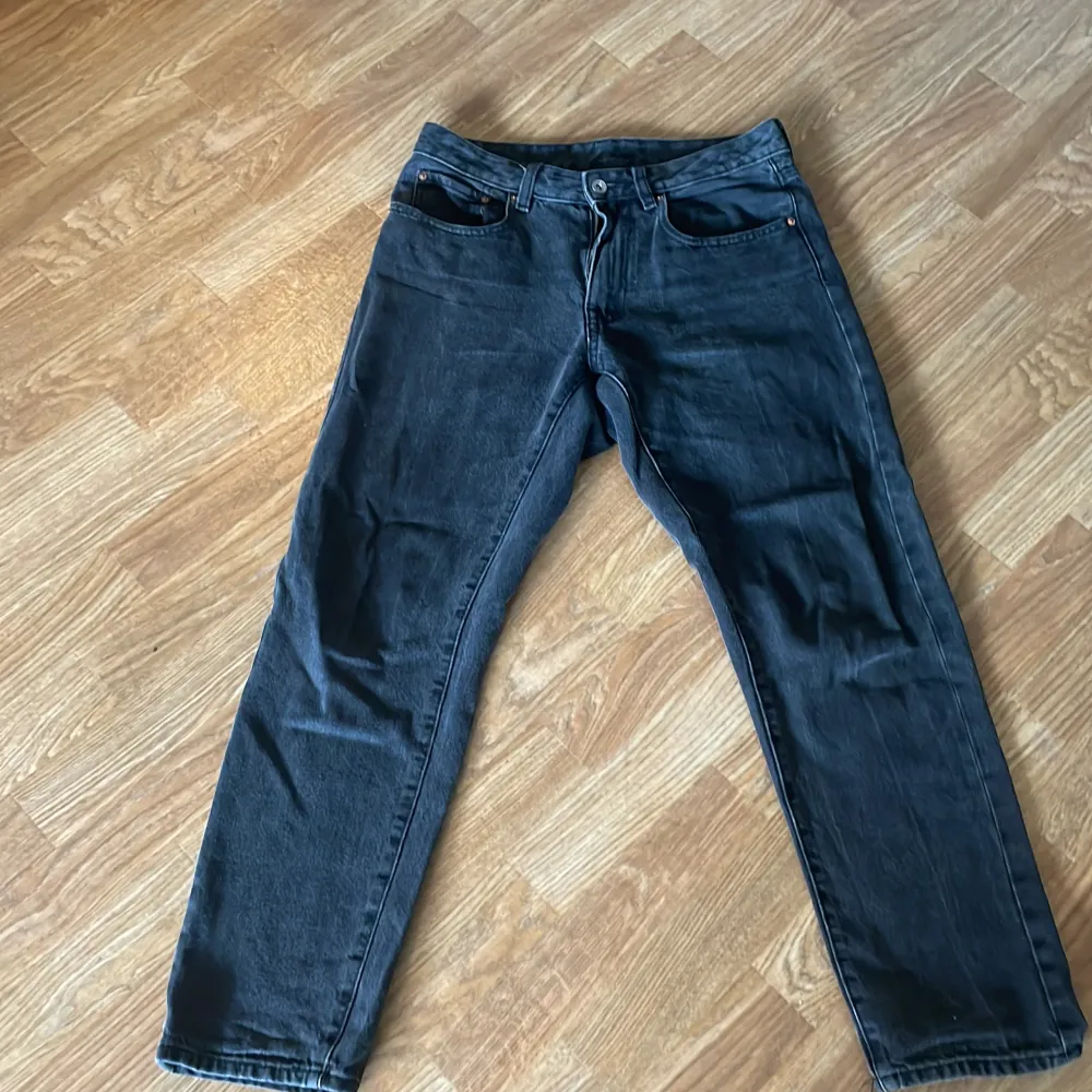 Säljer ett par svarta straight vailent jeans strl S eller 28/29. Nypris 800 och skick 9/10. Kom me ett pris eller låt oss diskutera i pm!. Jeans & Byxor.