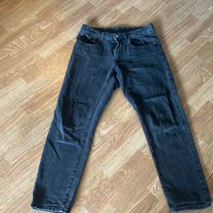 Säljer ett par svarta straight vailent jeans strl S eller 28/29. Nypris 800 och skick 9/10. Kom me ett pris eller låt oss diskutera i pm!