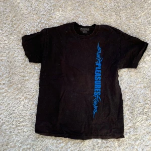 Pleasures T-shirt  - Svart T-shirt från pleasures, sitter som en Large(egentliga storleken syns tyvärr inte längre, då de tvättats bort). Skriv vid funderingar! 🙌🏻