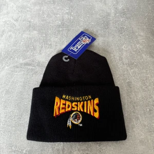 NFL svart mössa  - Svart mössa med Washington Redskins logotyp. Mössan är ny och oanvänd med taggen kvar.