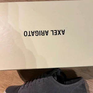 Arigato skor - Har en ful märke på hägera skorn. Kom med bud.