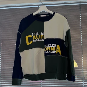 Croppad Hoddie - Croppad tunn hoodie köpt på Sellpy, ursprungligen från RomWe. Aldrig använt själv I färgerna marinblå, mörkgrön, ljusbeige. Skick: Bra