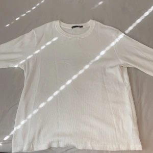 Lager tröja vit, Size M - Tröjan är i en jätte bra kondition har aldrig använt den och vill gärna få bort den.