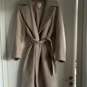 Kappa  - En perfekt höst/vinterkappa som aldrig använts. Nypris 999kr. 