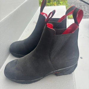 Equipage stålhetta skor - Jodhpurs stålhetta svart toscana från Equipage. De har stabilt grepp och lämpar sig för arbete i stallet, nypris 1500 och skorna har inga defekter. Väldigt bekväma skor för att ha stålhetta.😊 Skriv gärna om ni har frågor. 