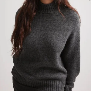 Stickad tröja - Använd 2 gånger men jag passar inte i turtleneck.