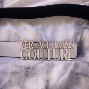 Versace bälte - Äkta bälte från versace köp för 1400kr aldrig använt minsta storlek men finns många hål så passar de flesta storlekar.