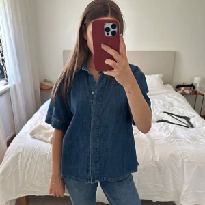 Kortärmad skjorta denim - Jeansskjorta med kort ärm från french connection. Använd fåtal gånger, skicket är som helt ny. Jättefin att ha tillsammans med jeans!