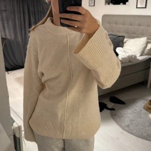 Stickad tröja - Säljer denna fina stickade tröja från Gina Tricot, tröjan är hyfsat lång 