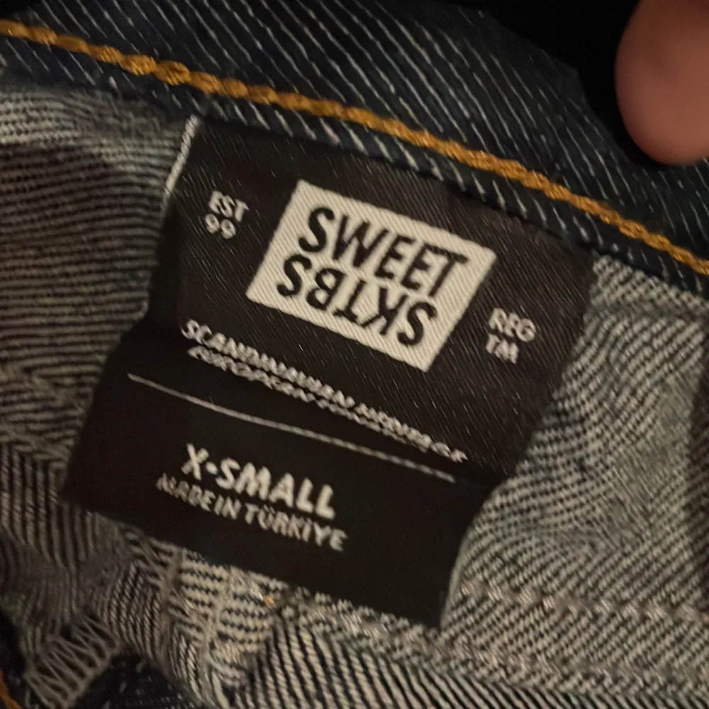 Säljer nu mina sweet byxor då de åldrig kommer till användning. Har två små håll så då drar jag ner lite på priset . Jeans & Byxor.