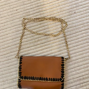 Handväska - Suuperfint handväska! Oanvänd och rymmer en hel del. Fint skick. Läder imitation köpt i italien. 