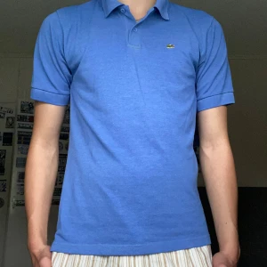 Lacoste piké  - Säljer den jätte fina Lacoste piké den jätte bra skick för den har inga skador eller fläckar och jag är 188 82 kg och priset kan diskuteras 