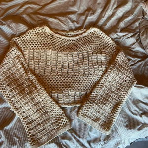 Hålstickad tröja - Knappt använd, lite croppad och vida armar💖