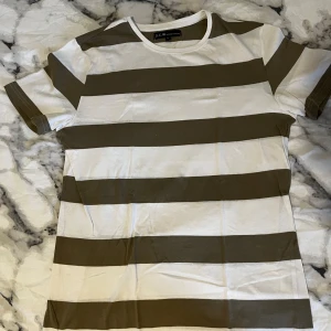 Randig t-shirt - 95% bomull, mycket bekväm och bra kvalitet, skön och mjuk