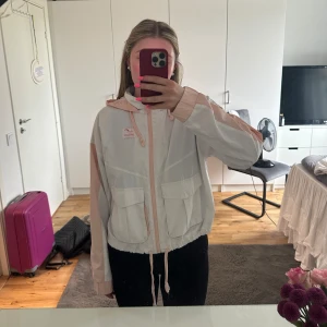 jacka - vindjacka från hollister, använd en gång så i nyskick, storlek s 